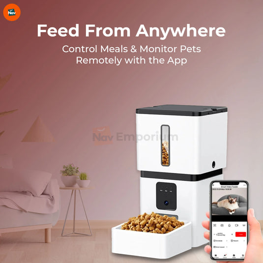 Pet feeder locking lid